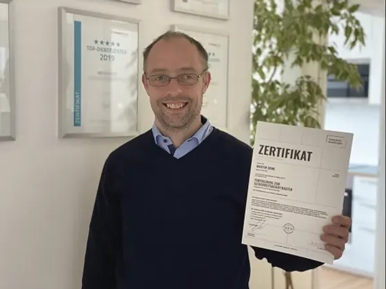 Martin Denk mit seinem Zertifikat