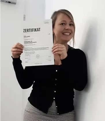 Birgit Gross mit ihrem Zertifikat