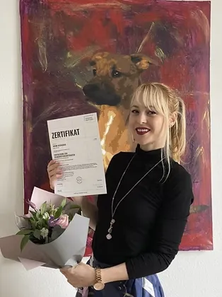 Noemi Kassaiova mit ihrem Zertifikat