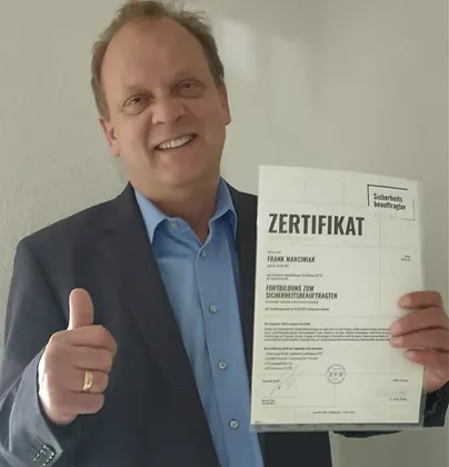 Frank Marciniak mit seinem Zertifikat